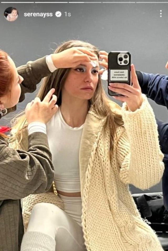 serenay sarikaya nin telefon kilifinin arkasindaki yazi olay oldu